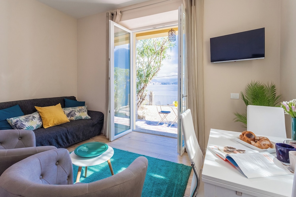 Lakeview Apartments by Rent all Como