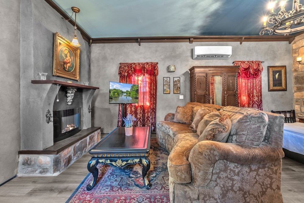 The Vines Retreat, Hot-tubs, Game Room, 10-mins to Downtown!