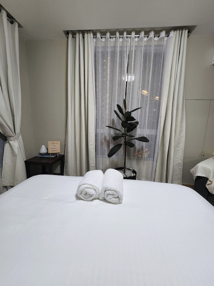 Cozy 1BR Condo in Mandaluyong City With City Skyline View