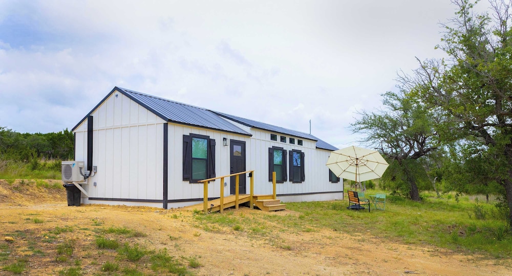 Shady Grove Tranquil Hill Country Cabin for 8 Near Pedernales Falls