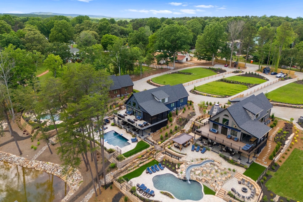 Blue Heron by Avantstay Lakefront Dock Pool Theater Sleeps 22