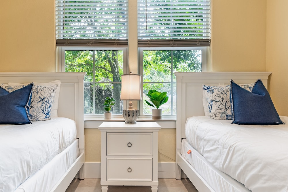 Amalfi Breeze by Avantstay Walk to the Beach, Luxe Design view 4
