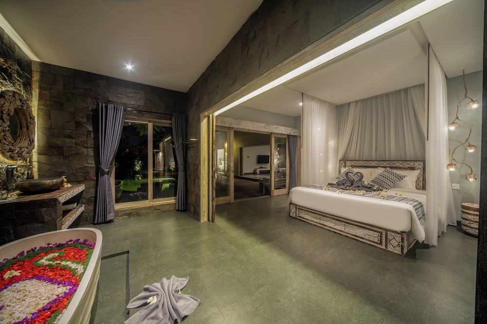 Luxury-Sang Villa-Central Sanur