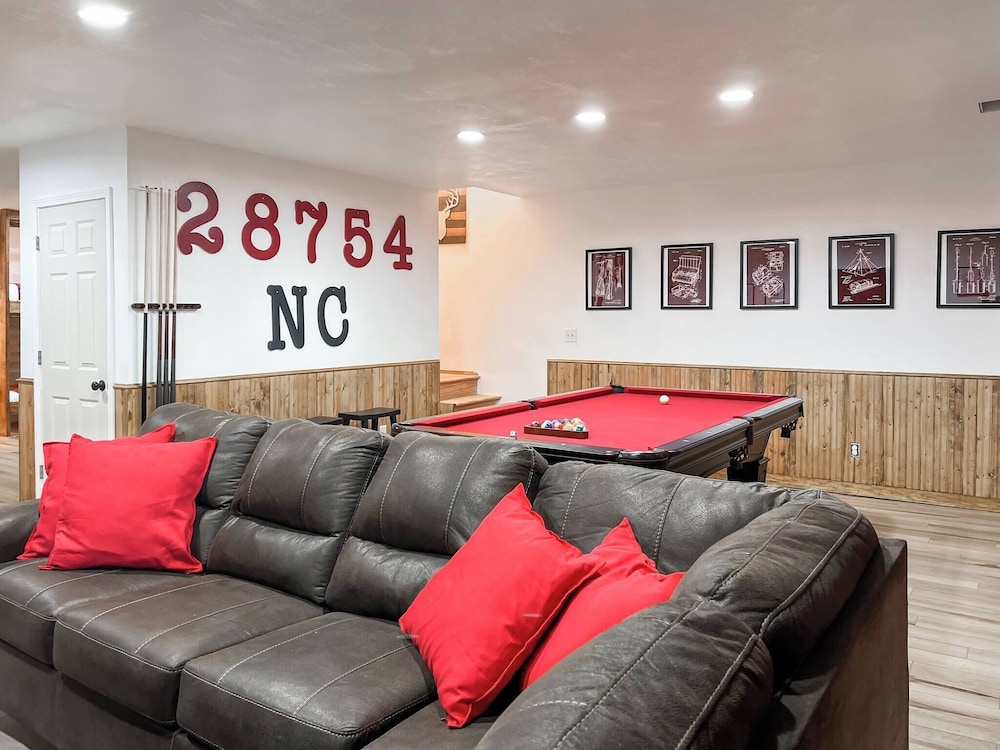 3 Kings 4 Bunks-sleeps 10-smart TV X6-parking out Front-full Kitchen-hot Tub