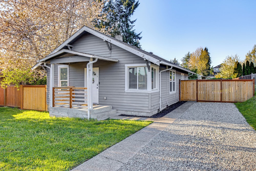 4 Mi to Several Museums: Quaint Tacoma Home