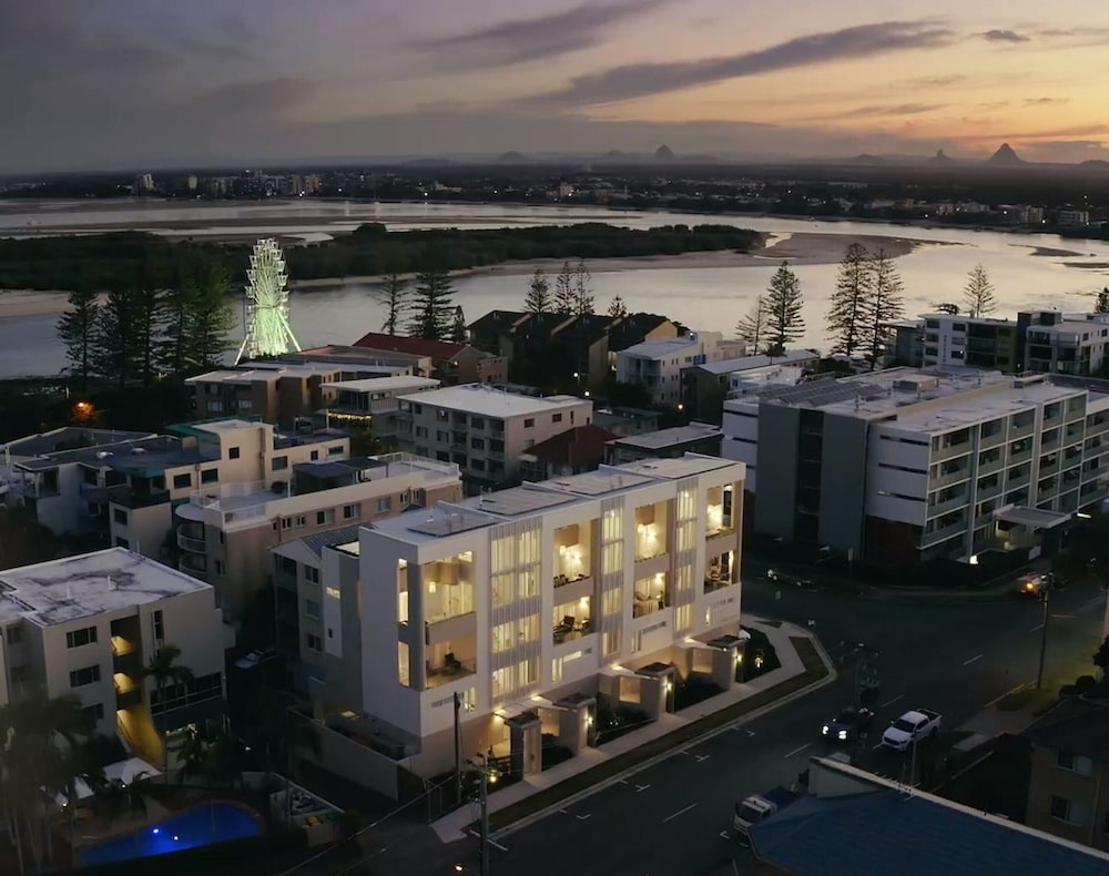 Luxury 5-floor Unit With Ocean Views Near Beach