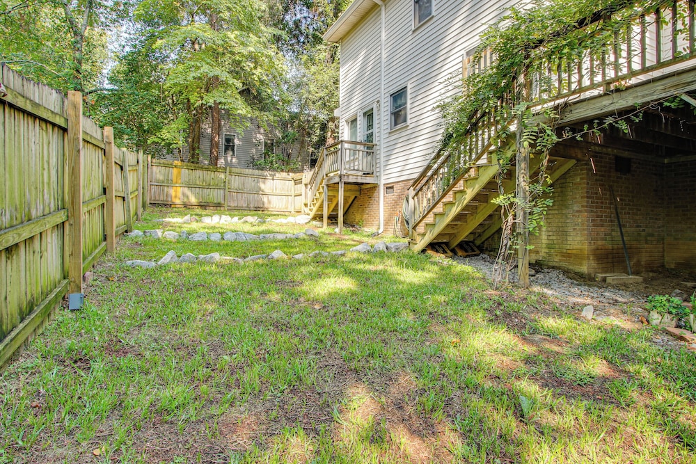 3 Mi to Marina: Quiet Getaway w/ Deck in Lexington
