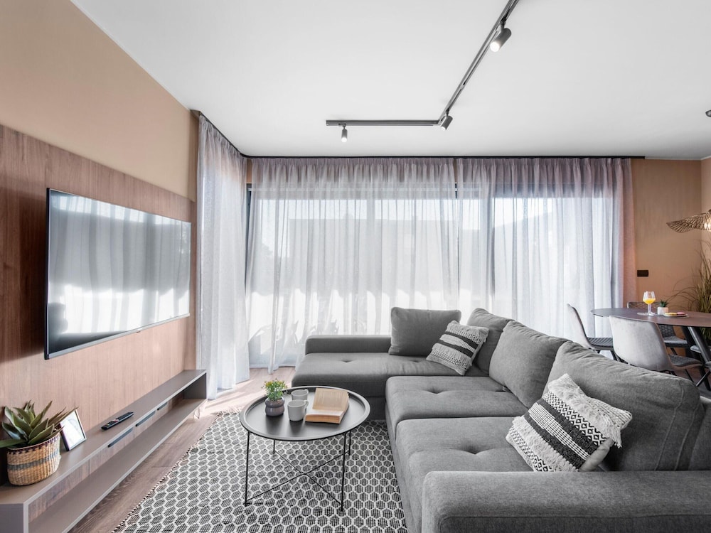 Apartment Near Beach With Pool