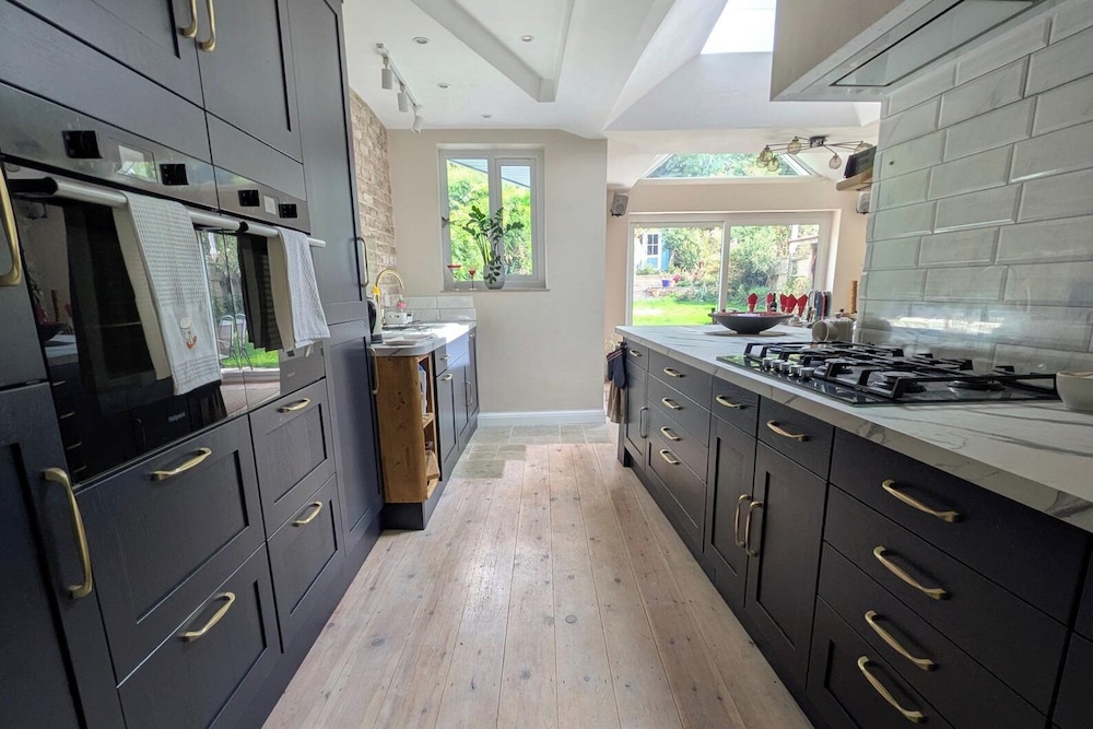 Cherry View House. 3-beds - Sleeps up to 8, Garden & Parking. Short Stays of all Types Welcome