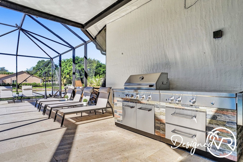 Luxurious 8BR Family Estate with Pool — exterior view, Davie, US