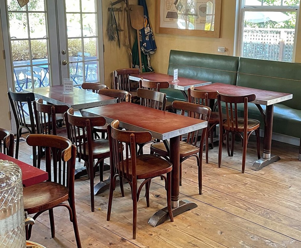 Petaluma Vacations - Metro Hotel and Cafe - Property Image 2