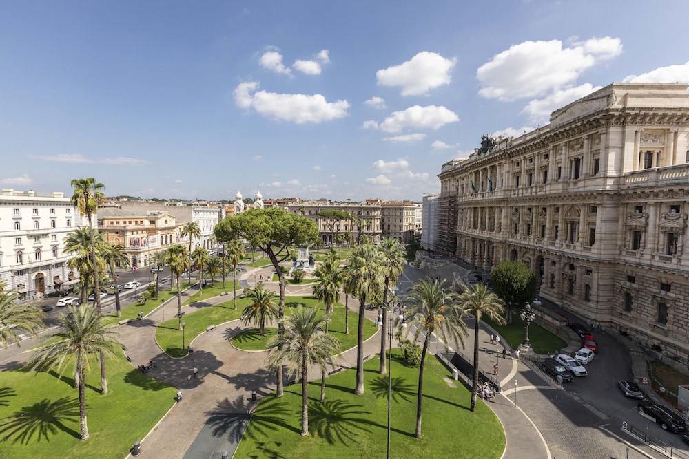 Alla Corte by Hili