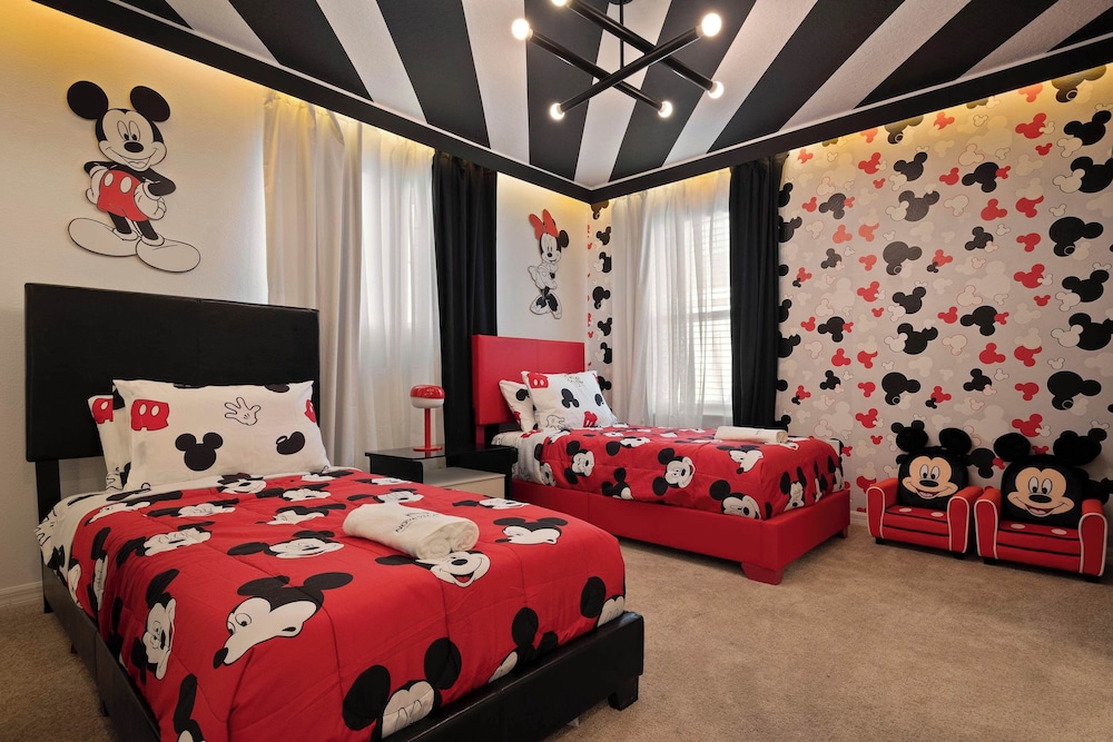 Luxurious Windsor Cay Villa Private Pool, Epic Game Room & Minutes to Disney!