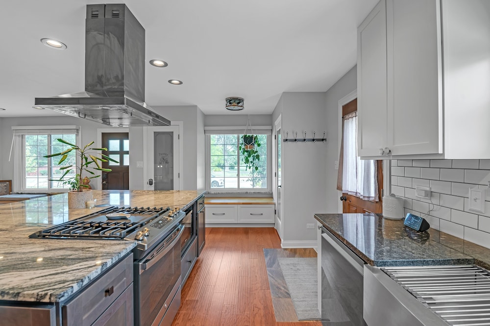 Modern Retreat With Private Pool & Yard 3 Bedroom Home