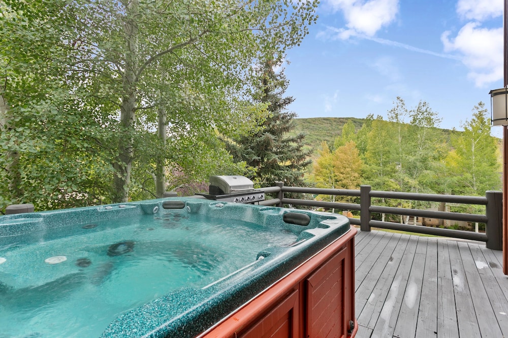 Queen Esther Drive Home at Deer Valley Resort - 4 Bedroom Home with Hot Tub #2436 4 Condo