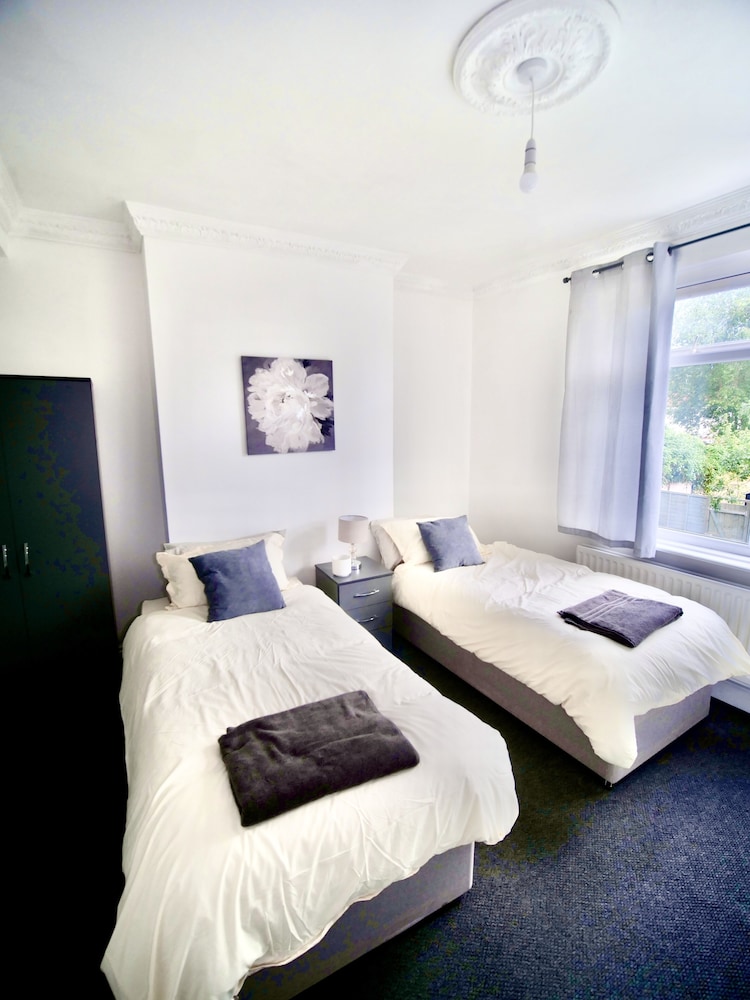 Lovely 6 bed Property Located Within Dudley view 3