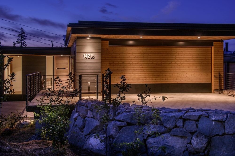 Modern Ski In Out Home Mid-mountain Northstar