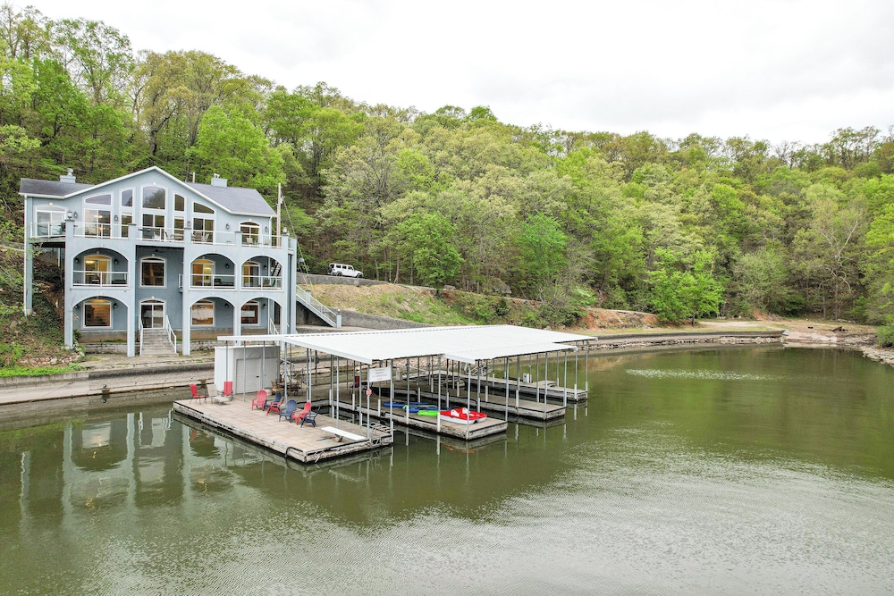 Huge! Sleeps 30-kayaks, Pedal Boat & Paddle Boards