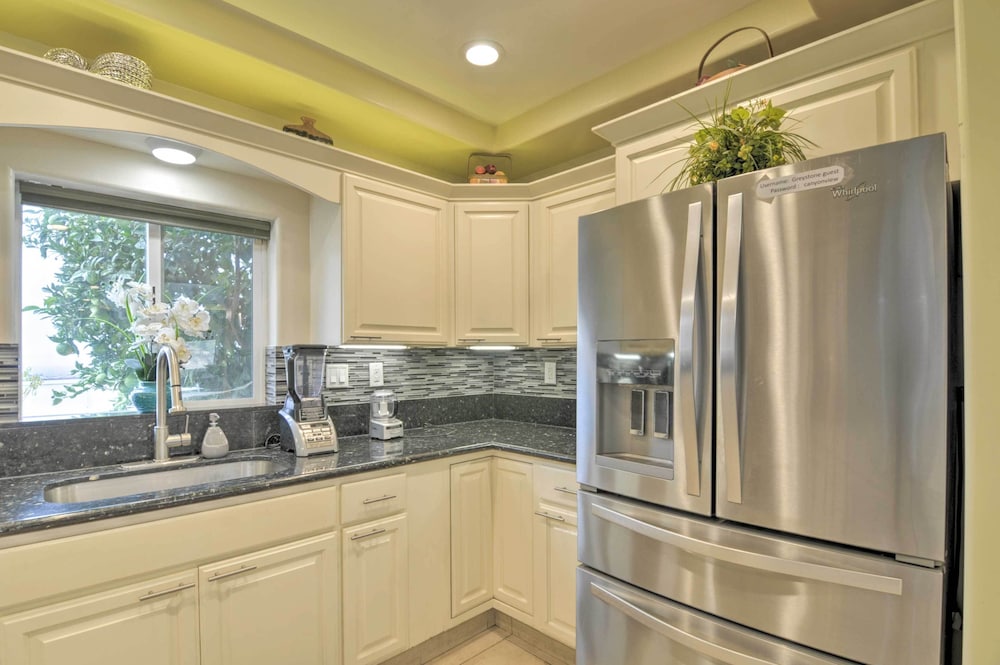 Chic Paradise Home w/ Terrace: 13 Mi to Wineries!