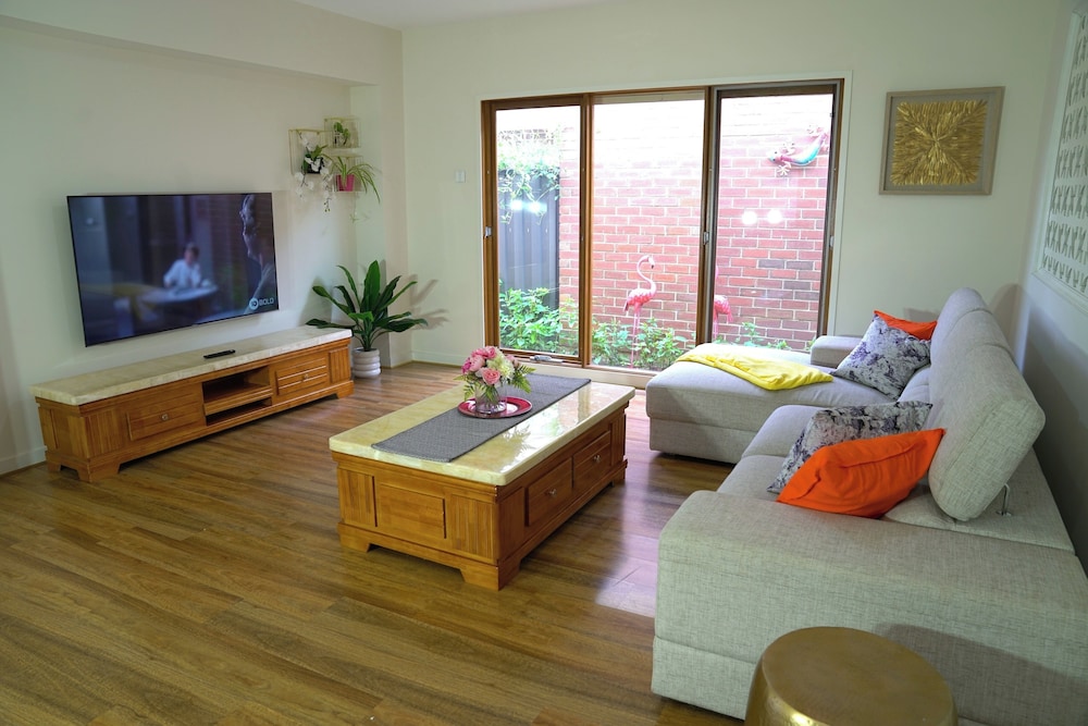 Stylish Luxe House at Point Cook