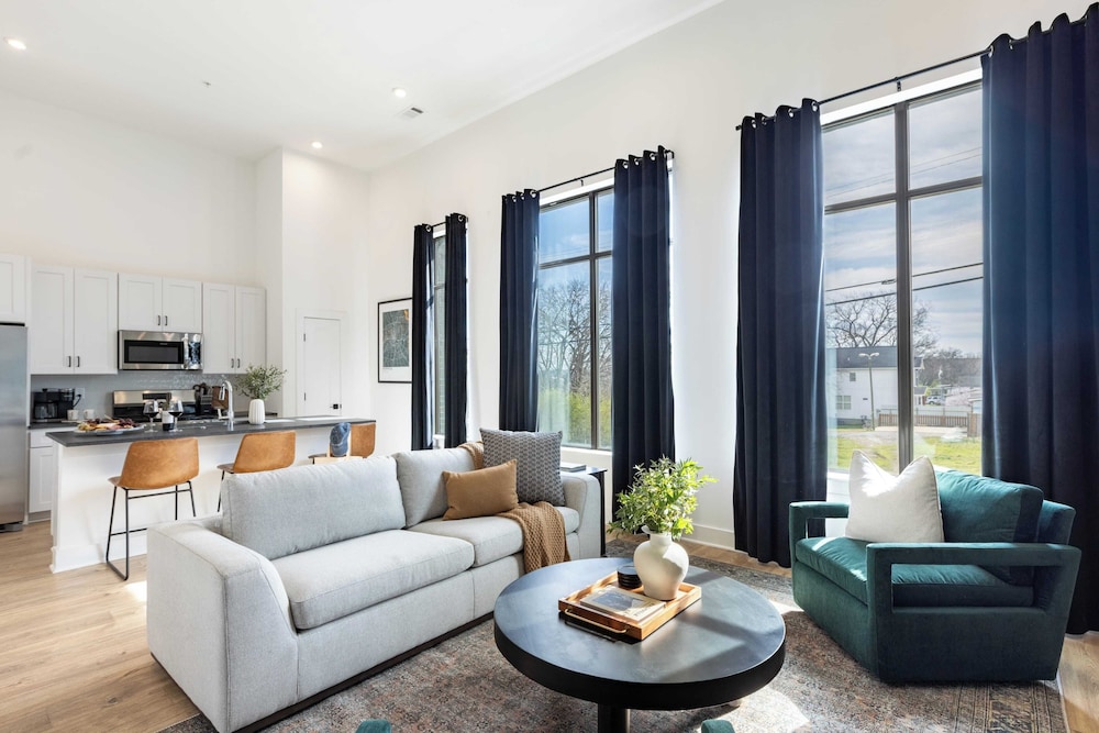 New Build Sleeps 12, 2 Condos, Modern Design Near Downtown Nashville