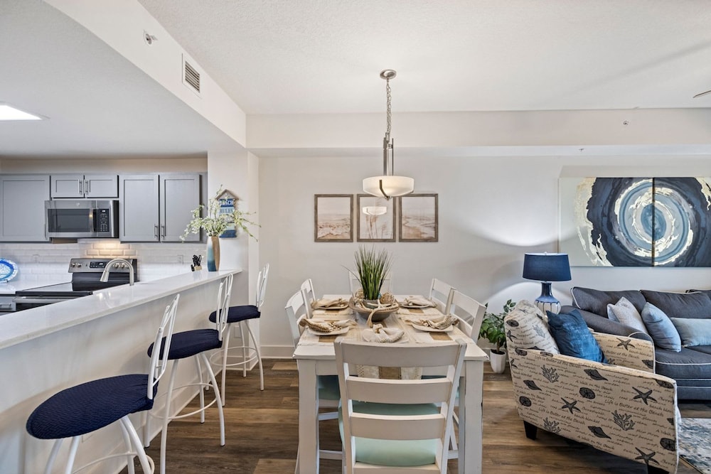 Fall Retreat Condo w Heated Pool Hot tub Pier Pk