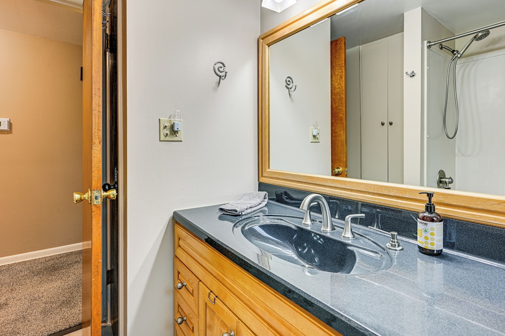 1 Mi to Dtwn: Suburban Home w/ Yard in Owosso