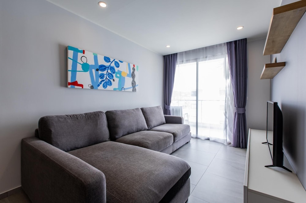 Pool View 1 Bed Apt T2-720