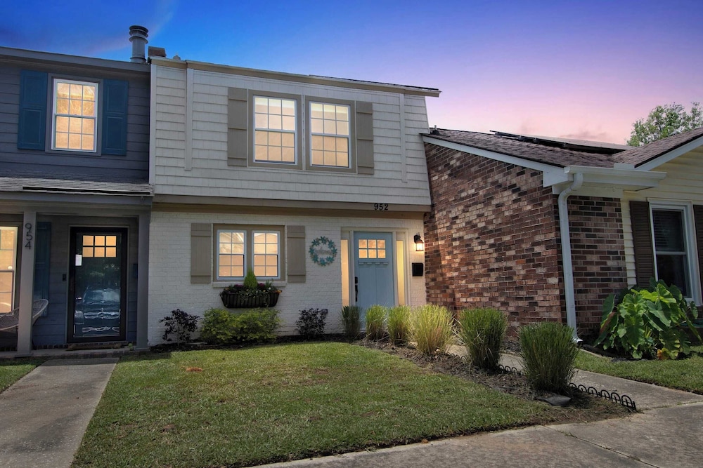 Shem Creek Retreat by Avantstay 10 Mins to Downtown Charleston Yard + Patio