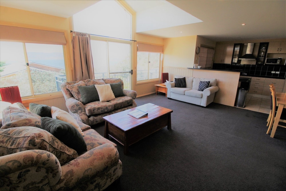Torino 6 - Lake Jindabyne & Snowy Mountain Views