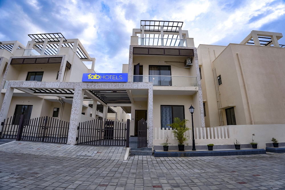 Fabhotel Continental Lebe Inn
