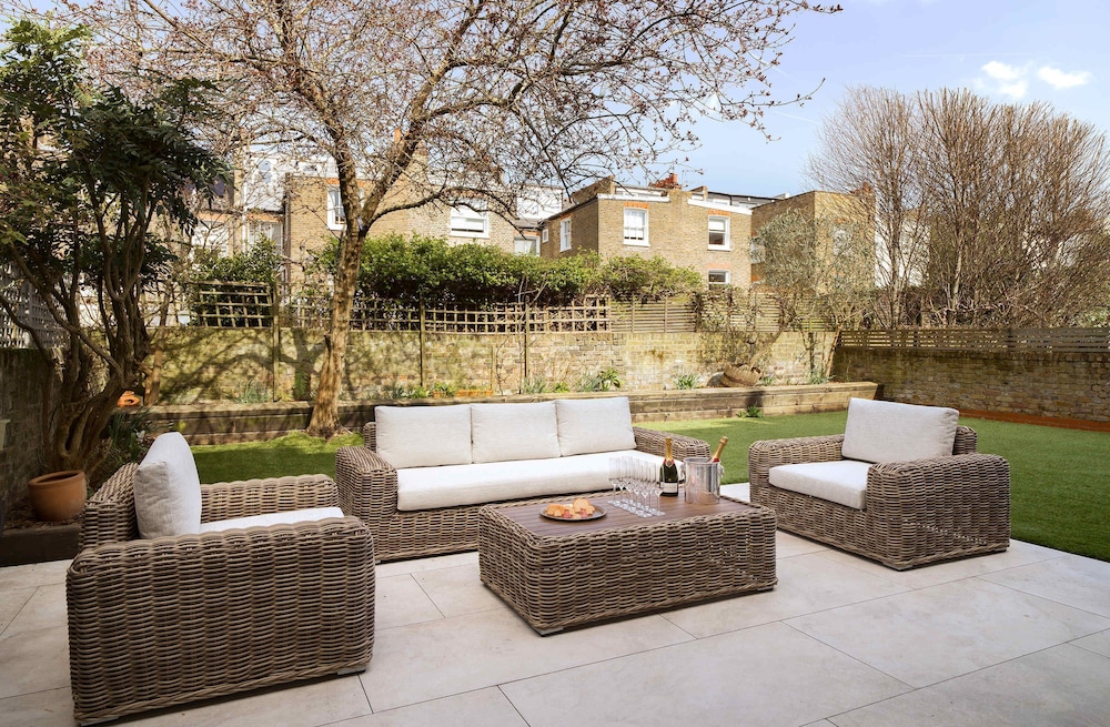 Luxury 5-bedroom Town House in Brook Green Central London