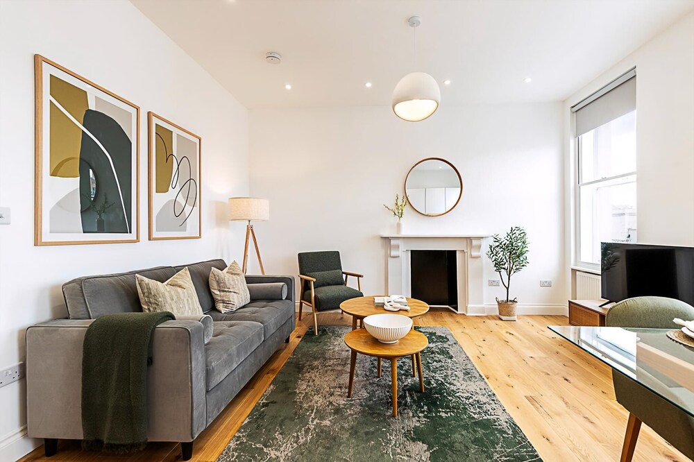 Chic Chelsea Retreat: Bright Space & Balcony Bliss