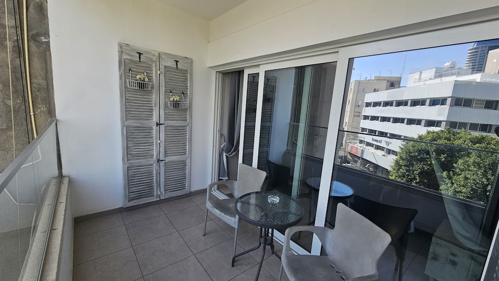 116 NIC 302b - Stay Armonia Central Suite