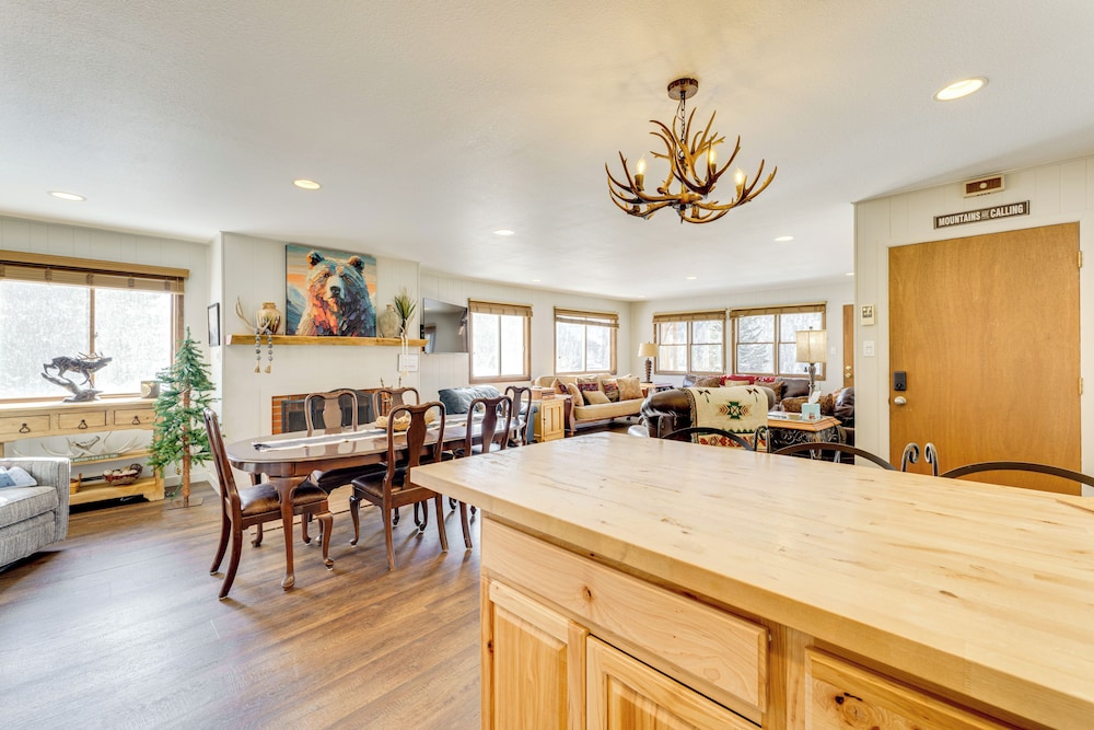 1/2 Mi to Skiing: Red River Condo w/ Free Shuttle!