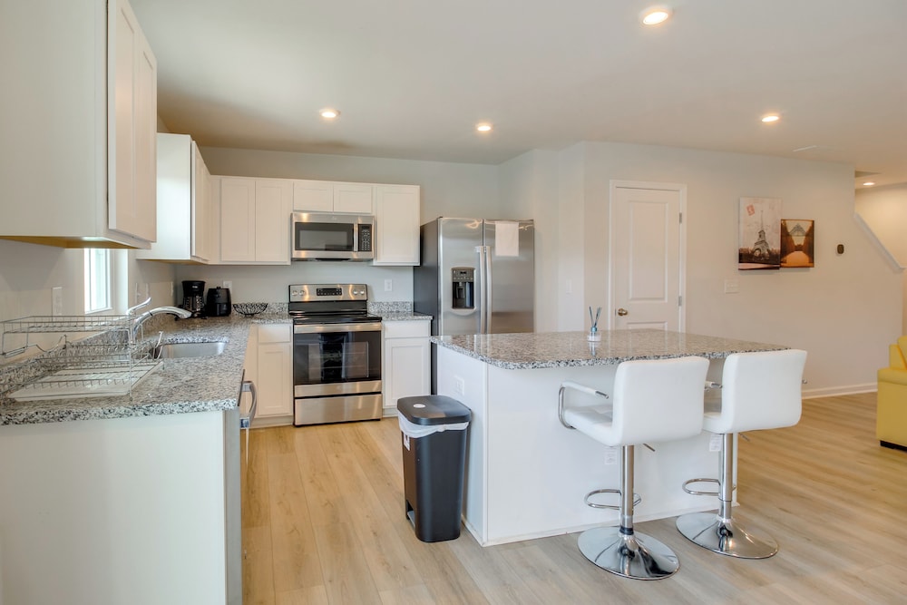 Modern Townhome w/ Patio 7 Mi to Dtwn Cartersville