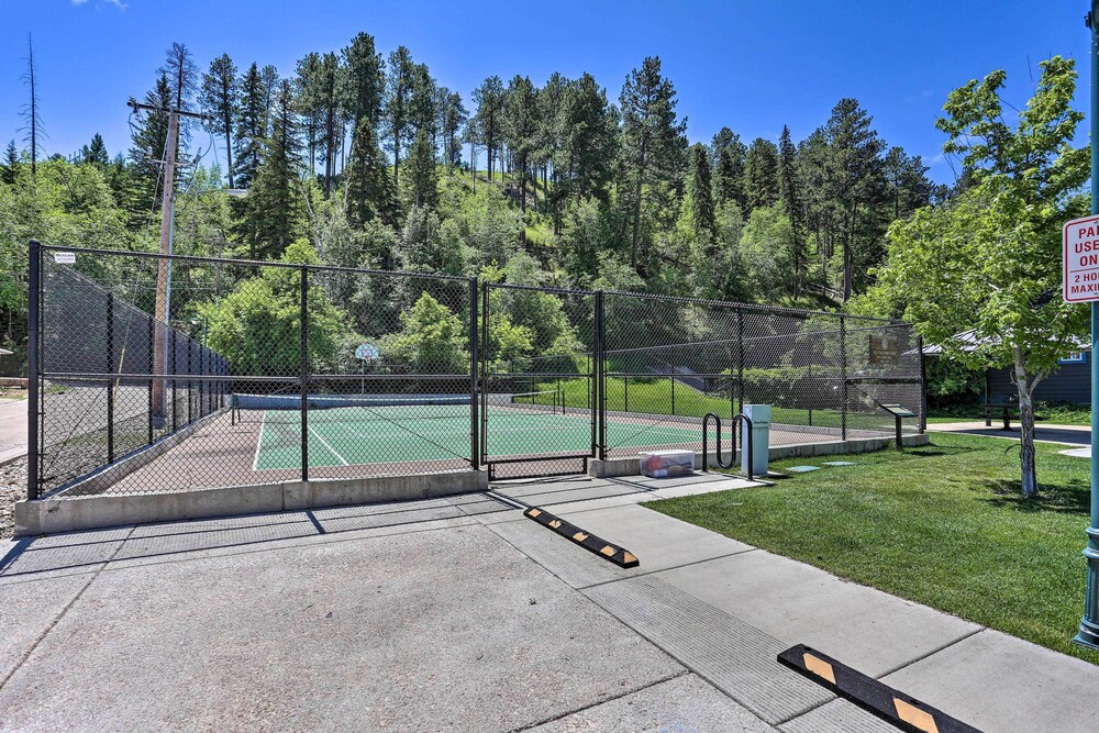 Sleek Deadwood Getaway < 1 Mi to Downtown! view 5