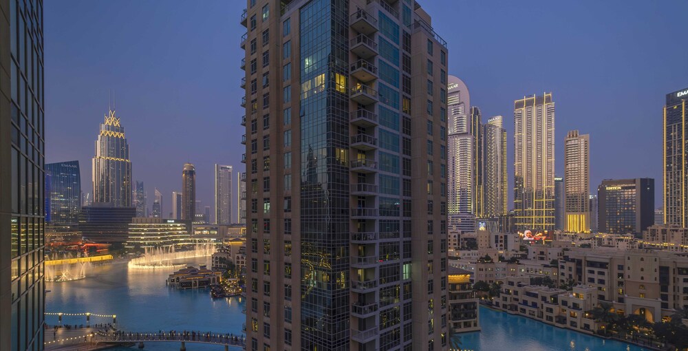 LUX The Stunning Fountain View Suite