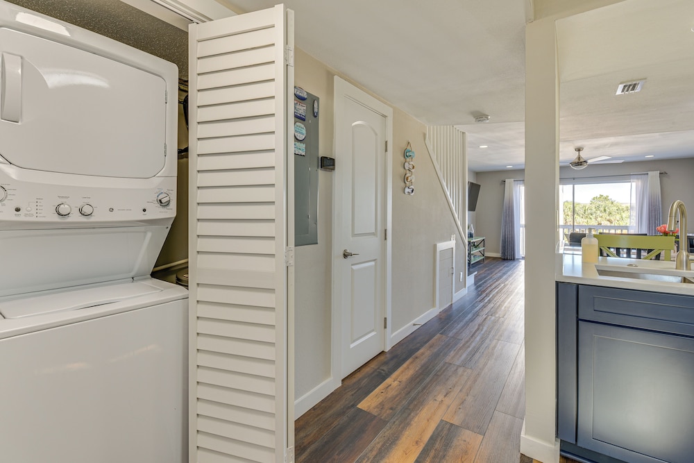 Walk to Okaloosa Island Beach: Coastal Condo!