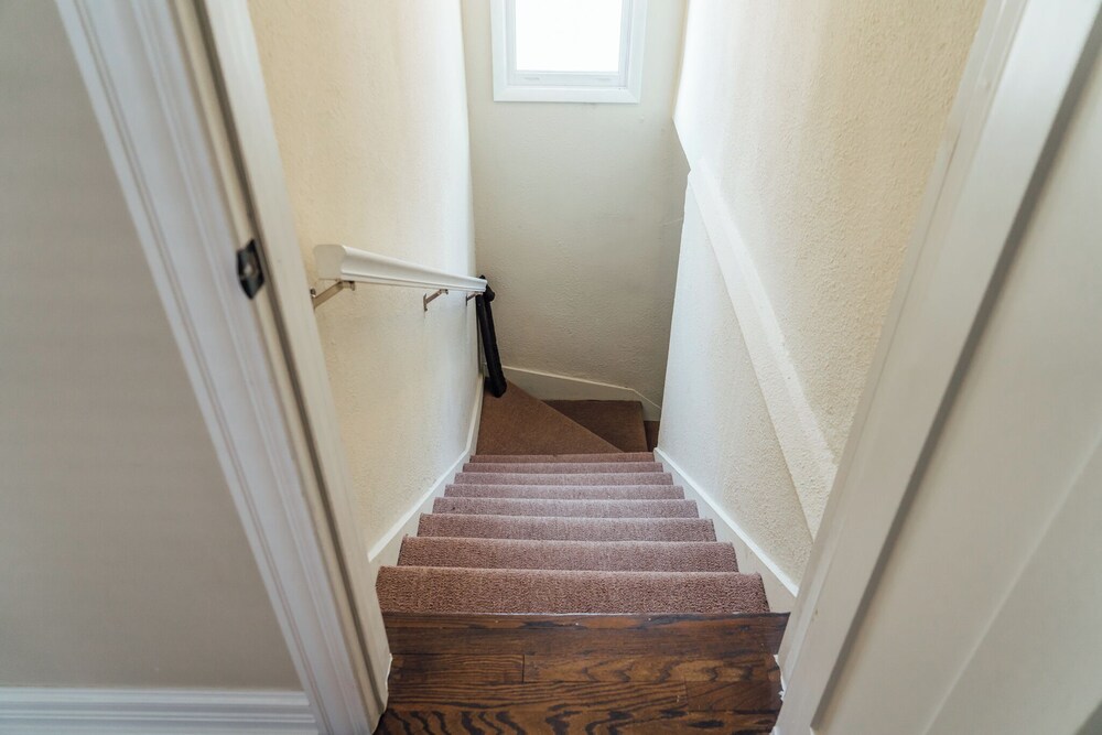 Homey 2BR - Central Charming