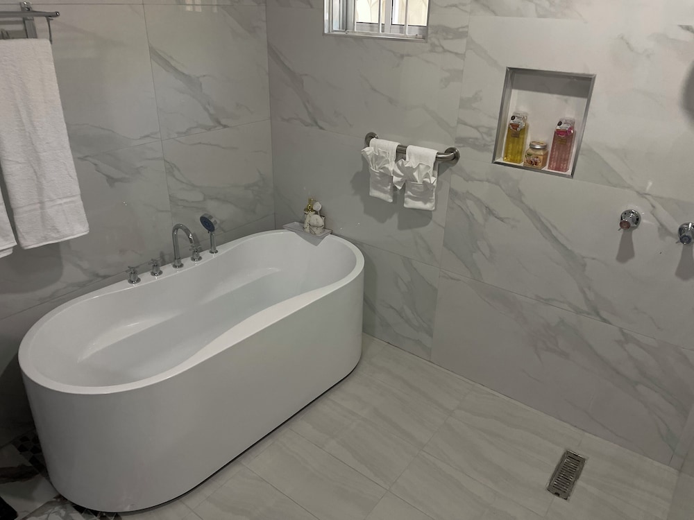 360 Rokview Suites