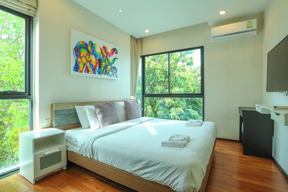 Chic Condo Just 100m from the Shore c130