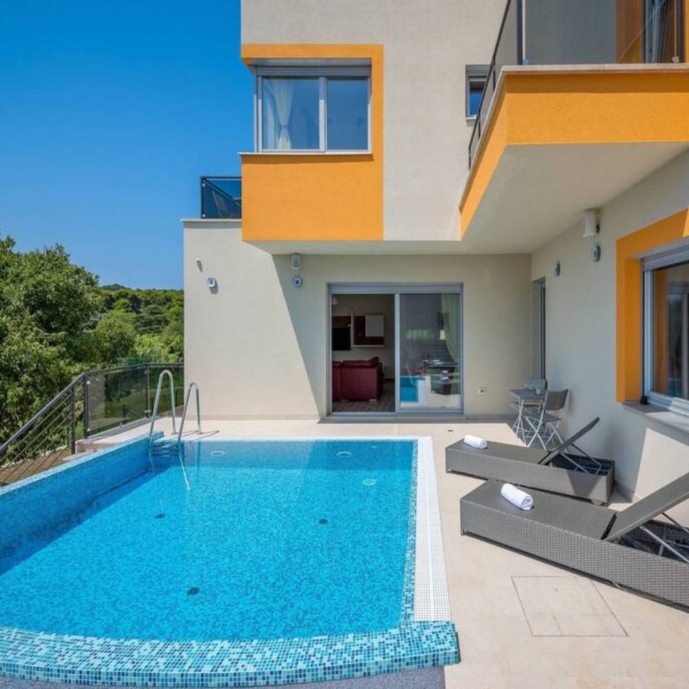 Villa Cedar - Fully Equipped Villa With 4 big Rooms for 8 Guests and a Seaview