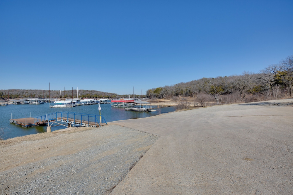 Serene Valley Views: Lake Texoma Retreat
