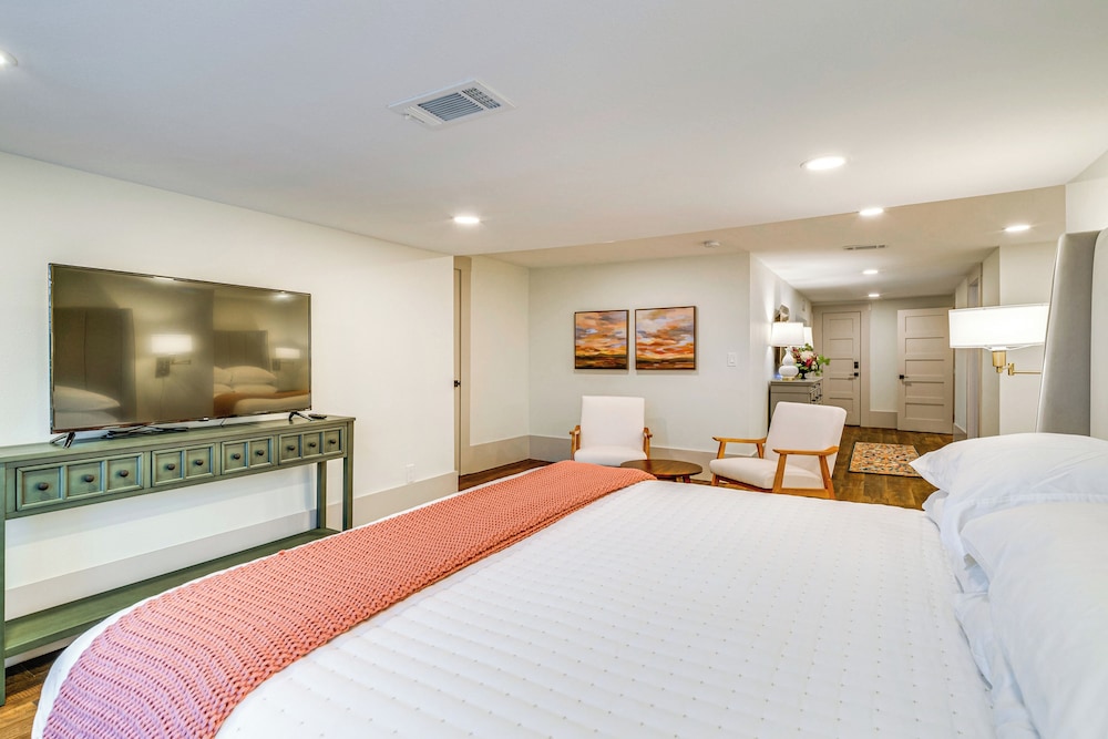 1/2 Mi to Downtown Shops: Brenham Home w/ Fire Pit