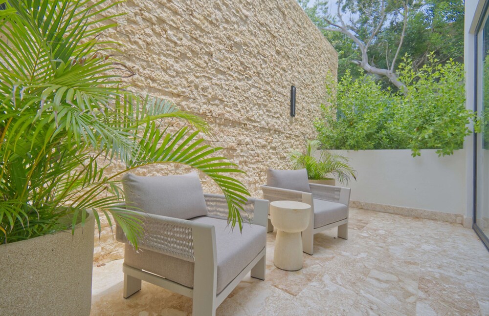 Modern Lake Villa With English Speaking Staff in Golf and Beach Resort