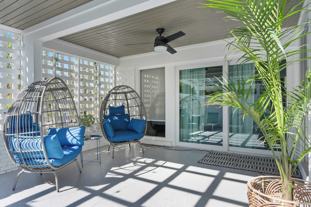 30A Florida Flashback by Avantstay Private Pool, Golf Cart, 3 Mins to Beach!