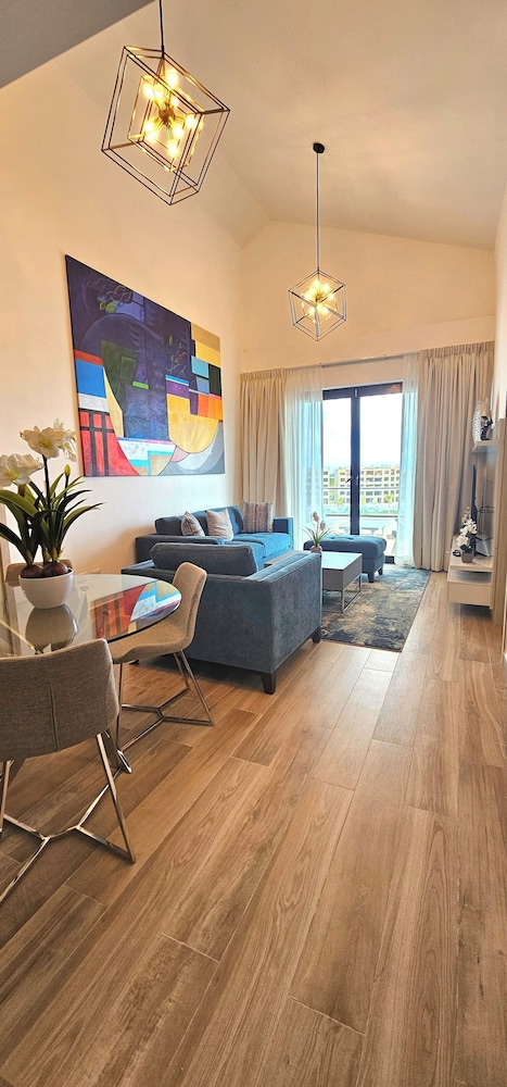 The Beach Spacious 2 Bedroom 2 Bath Apartment on top Floor With Stunning Views