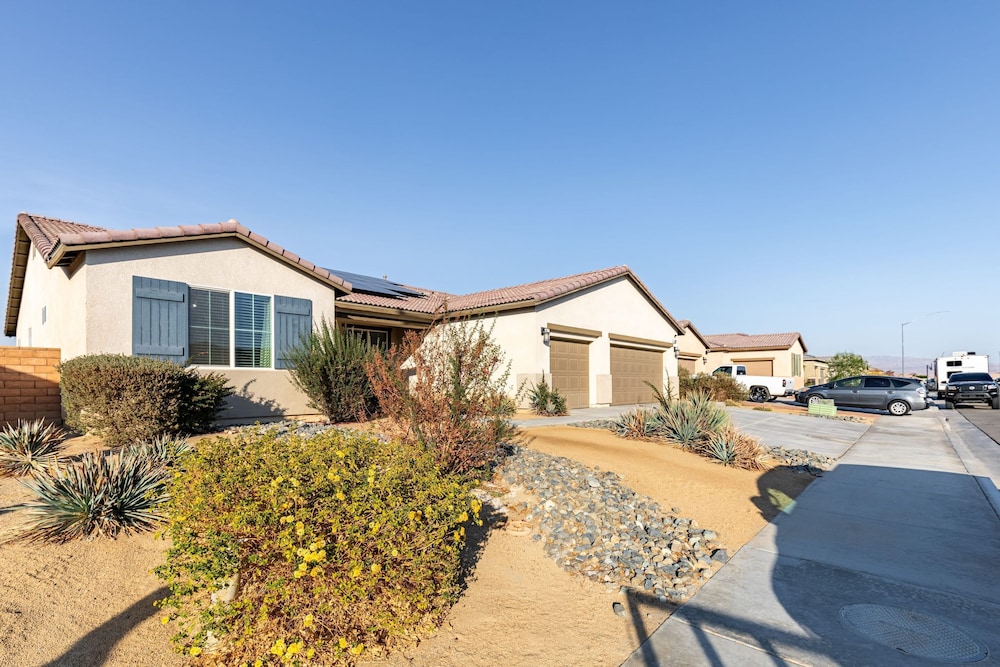 Luxe Indio Stay w Pool Tiki Bar Fire Pit Near Coachella Longfellow