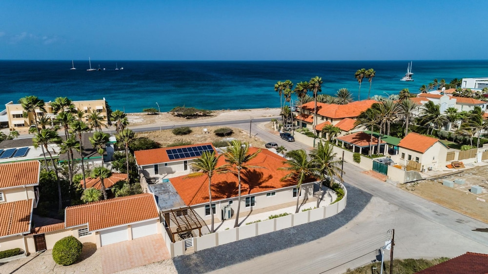 NEW Modern Cozy Studio Walking Distance to Beach